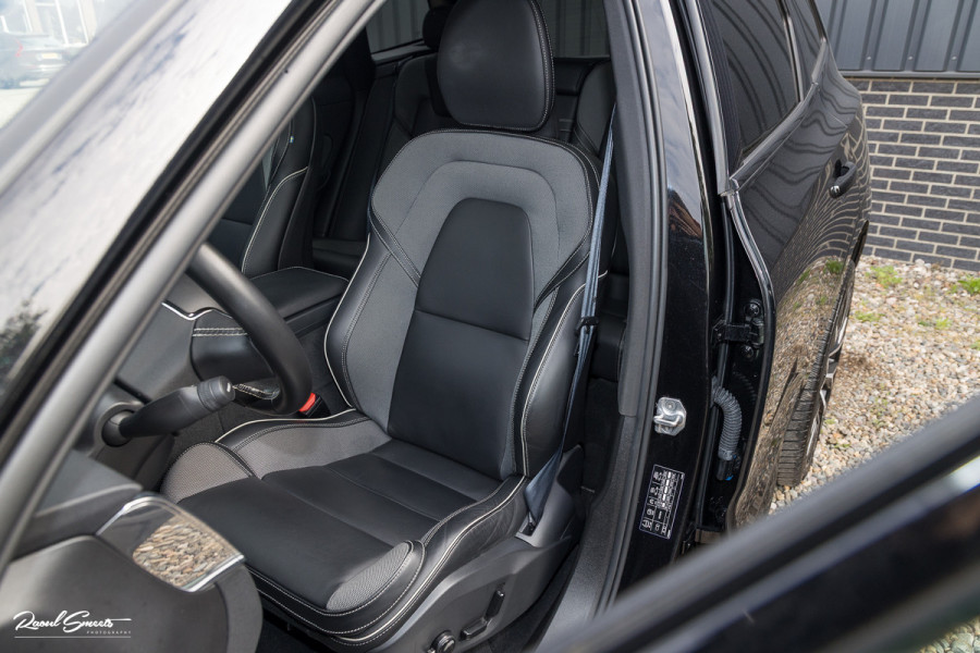 Volvo XC60 2.0 T8 Plug-in hybrid AWD R-Design | Luchtvering | Zwenkbare trekhaak | Panorama dak | Memory | Adaptieve cruise |