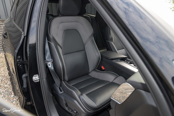 Volvo XC60 2.0 T8 Plug-in hybrid AWD R-Design | Luchtvering | Zwenkbare trekhaak | Panorama dak | Memory | Adaptieve cruise |