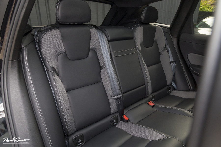 Volvo XC60 2.0 T8 Plug-in hybrid AWD R-Design | Luchtvering | Zwenkbare trekhaak | Panorama dak | Memory | Adaptieve cruise |