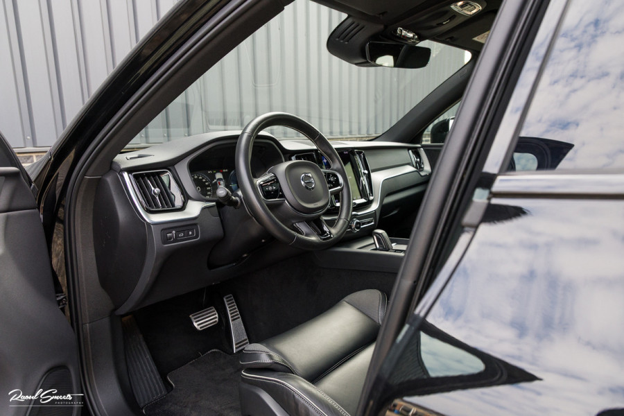 Volvo XC60 2.0 T8 Plug-in hybrid AWD R-Design | Luchtvering | Zwenkbare trekhaak | Panorama dak | Memory | Adaptieve cruise |