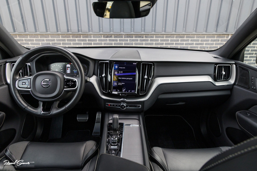 Volvo XC60 2.0 T8 Plug-in hybrid AWD R-Design | Luchtvering | Zwenkbare trekhaak | Panorama dak | Memory | Adaptieve cruise |