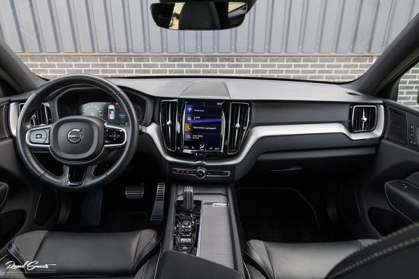 Volvo XC60 2.0 T8 Plug-in hybrid AWD R-Design | Luchtvering | Zwenkbare trekhaak | Panorama dak | Memory | Adaptieve cruise |