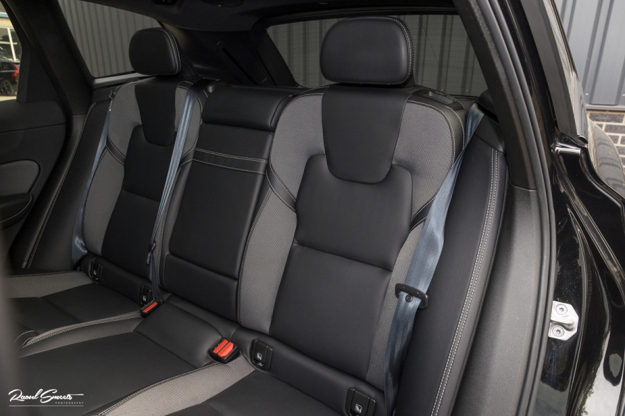 Volvo XC60 2.0 T8 Plug-in hybrid AWD R-Design | Luchtvering | Zwenkbare trekhaak | Panorama dak | Memory | Adaptieve cruise |