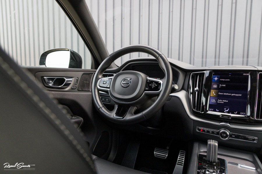 Volvo XC60 2.0 T8 Plug-in hybrid AWD R-Design | Luchtvering | Zwenkbare trekhaak | Panorama dak | Memory | Adaptieve cruise |
