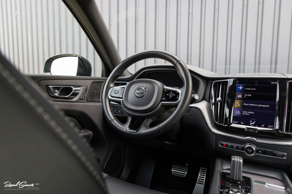 Volvo XC60 2.0 T8 Plug-in hybrid AWD R-Design | Luchtvering | Zwenkbare trekhaak | Panorama dak | Memory | Adaptieve cruise |