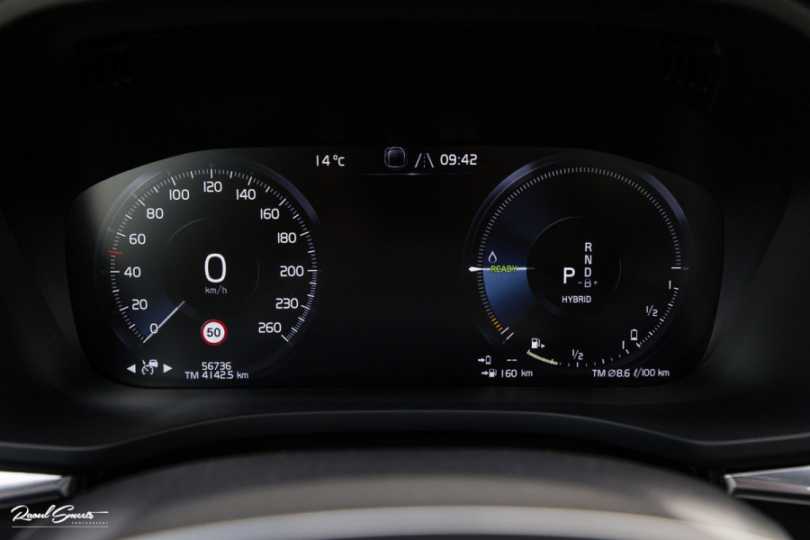 Volvo XC60 2.0 T8 Plug-in hybrid AWD R-Design | Luchtvering | Zwenkbare trekhaak | Panorama dak | Memory | Adaptieve cruise |