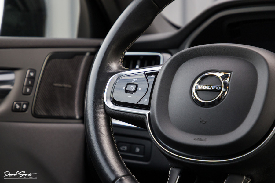 Volvo XC60 2.0 T8 Plug-in hybrid AWD R-Design | Luchtvering | Zwenkbare trekhaak | Panorama dak | Memory | Adaptieve cruise |