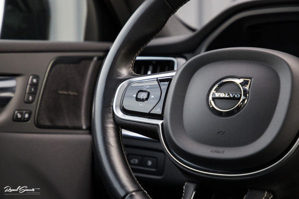 Volvo XC60 2.0 T8 Plug-in hybrid AWD R-Design | Luchtvering | Zwenkbare trekhaak | Panorama dak | Memory | Adaptieve cruise |