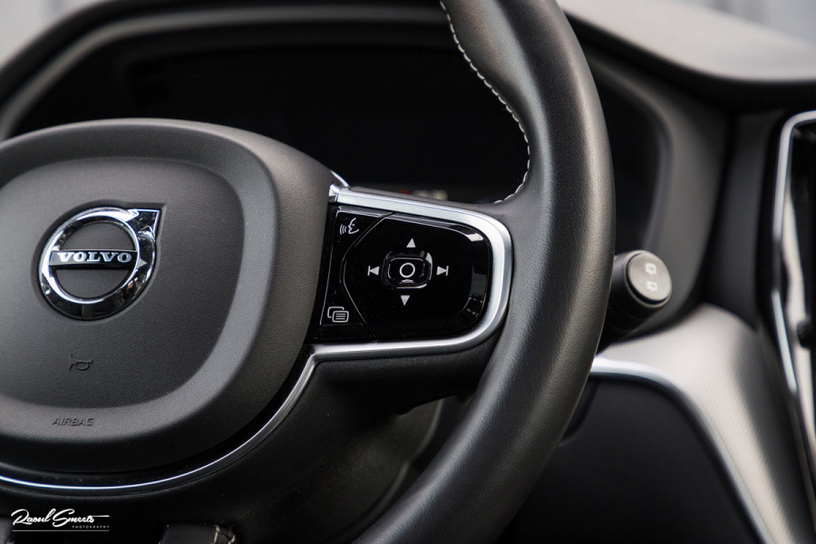 Volvo XC60 2.0 T8 Plug-in hybrid AWD R-Design | Luchtvering | Zwenkbare trekhaak | Panorama dak | Memory | Adaptieve cruise |