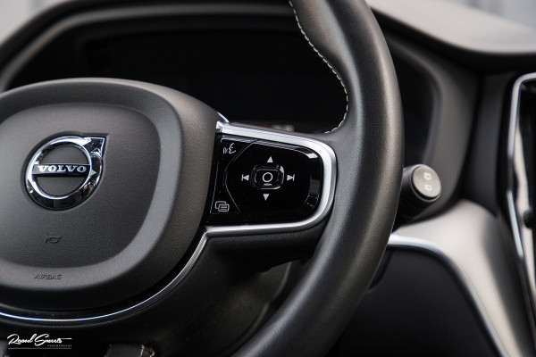 Volvo XC60 2.0 T8 Plug-in hybrid AWD R-Design | Luchtvering | Zwenkbare trekhaak | Panorama dak | Memory | Adaptieve cruise |