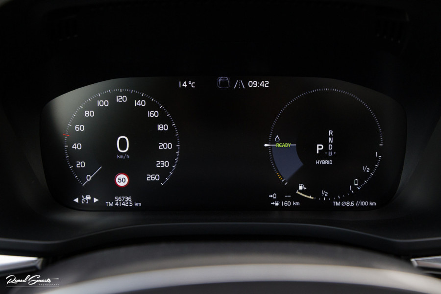 Volvo XC60 2.0 T8 Plug-in hybrid AWD R-Design | Luchtvering | Zwenkbare trekhaak | Panorama dak | Memory | Adaptieve cruise |