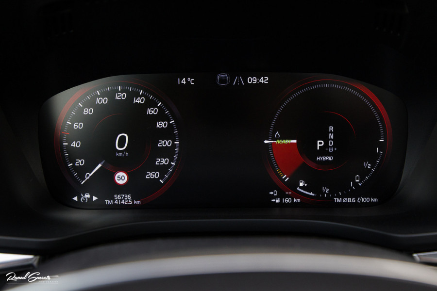 Volvo XC60 2.0 T8 Plug-in hybrid AWD R-Design | Luchtvering | Zwenkbare trekhaak | Panorama dak | Memory | Adaptieve cruise |