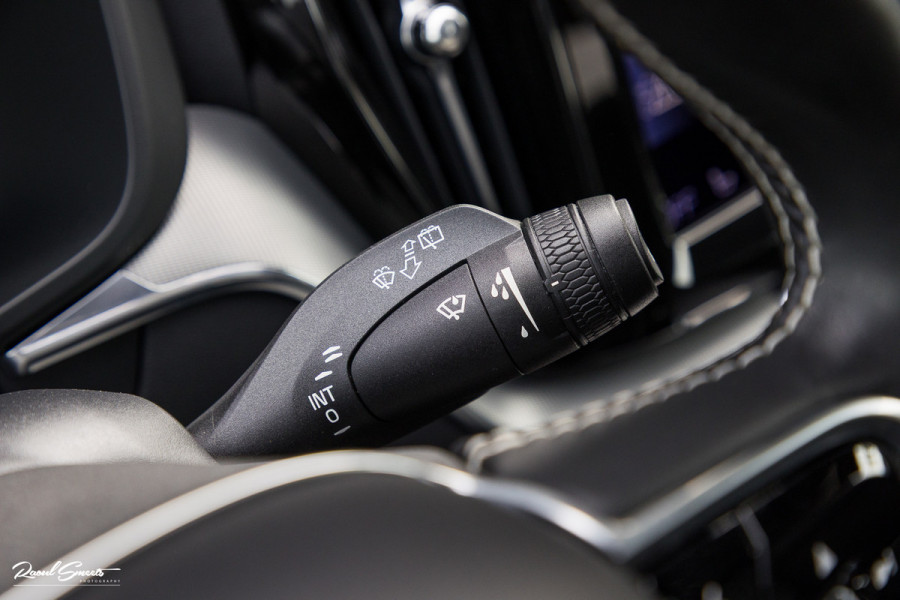 Volvo XC60 2.0 T8 Plug-in hybrid AWD R-Design | Luchtvering | Zwenkbare trekhaak | Panorama dak | Memory | Adaptieve cruise |