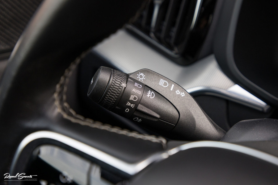 Volvo XC60 2.0 T8 Plug-in hybrid AWD R-Design | Luchtvering | Zwenkbare trekhaak | Panorama dak | Memory | Adaptieve cruise |