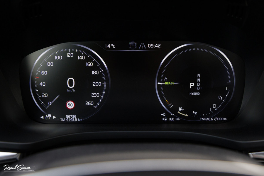 Volvo XC60 2.0 T8 Plug-in hybrid AWD R-Design | Luchtvering | Zwenkbare trekhaak | Panorama dak | Memory | Adaptieve cruise |