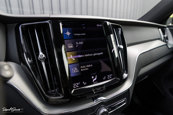 Volvo XC60 2.0 T8 Plug-in hybrid AWD R-Design | Luchtvering | Zwenkbare trekhaak | Panorama dak | Memory | Adaptieve cruise |
