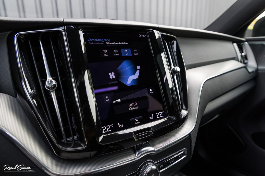 Volvo XC60 2.0 T8 Plug-in hybrid AWD R-Design | Luchtvering | Zwenkbare trekhaak | Panorama dak | Memory | Adaptieve cruise |