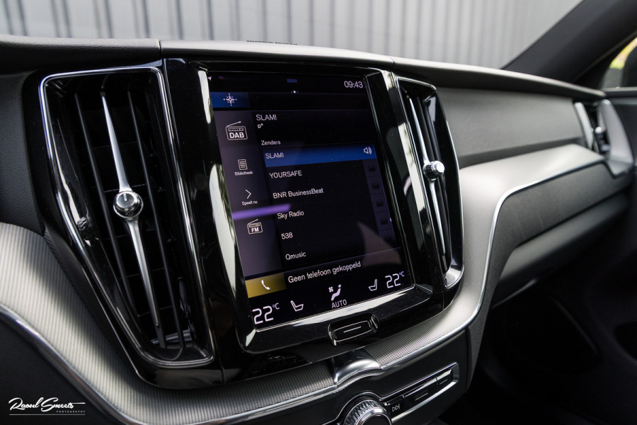 Volvo XC60 2.0 T8 Plug-in hybrid AWD R-Design | Luchtvering | Zwenkbare trekhaak | Panorama dak | Memory | Adaptieve cruise |