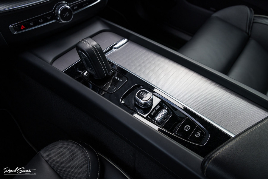Volvo XC60 2.0 T8 Plug-in hybrid AWD R-Design | Luchtvering | Zwenkbare trekhaak | Panorama dak | Memory | Adaptieve cruise |