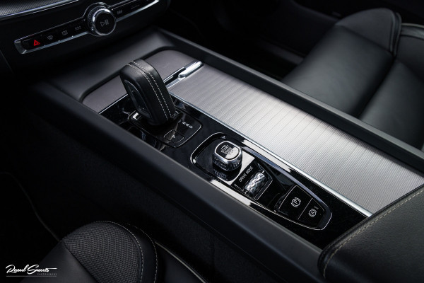 Volvo XC60 2.0 T8 Plug-in hybrid AWD R-Design | Luchtvering | Zwenkbare trekhaak | Panorama dak | Memory | Adaptieve cruise |