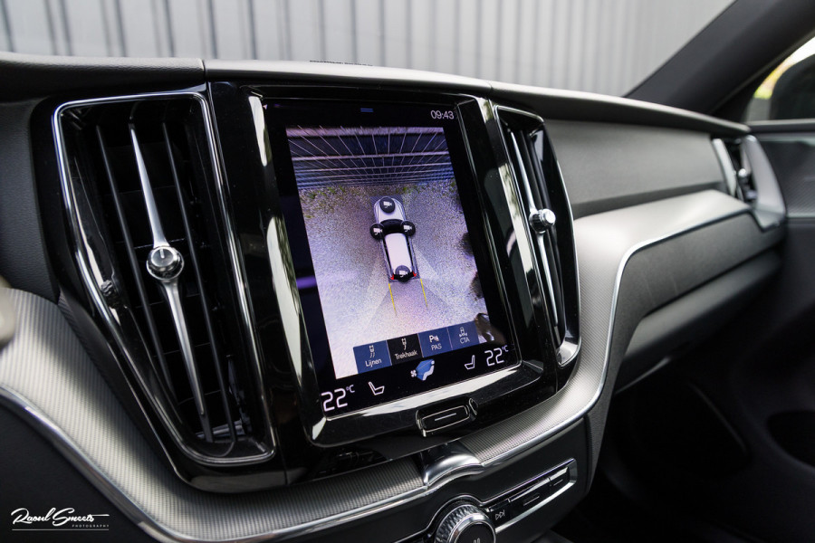 Volvo XC60 2.0 T8 Plug-in hybrid AWD R-Design | Luchtvering | Zwenkbare trekhaak | Panorama dak | Memory | Adaptieve cruise |