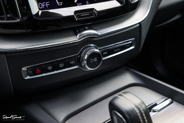 Volvo XC60 2.0 T8 Plug-in hybrid AWD R-Design | Luchtvering | Zwenkbare trekhaak | Panorama dak | Memory | Adaptieve cruise |