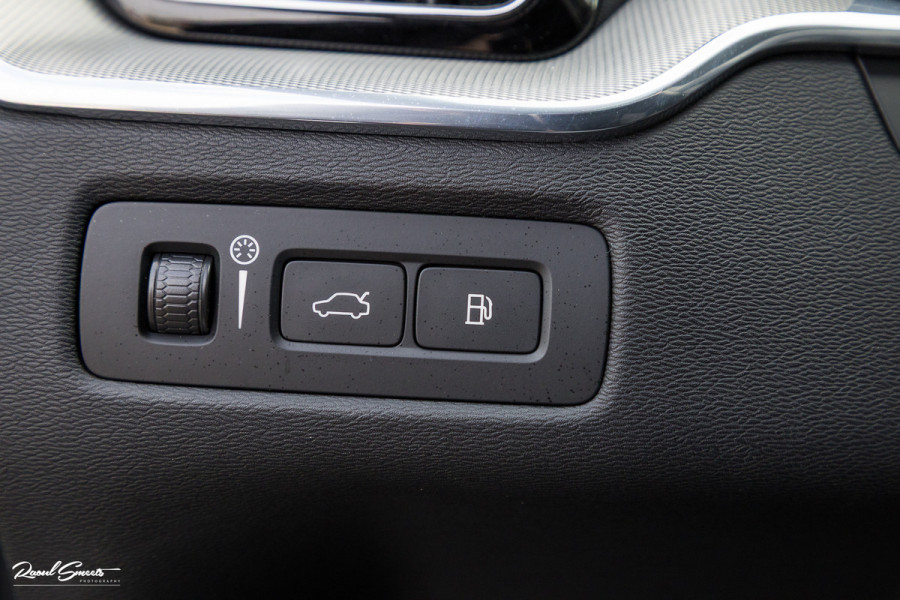 Volvo XC60 2.0 T8 Plug-in hybrid AWD R-Design | Luchtvering | Zwenkbare trekhaak | Panorama dak | Memory | Adaptieve cruise |