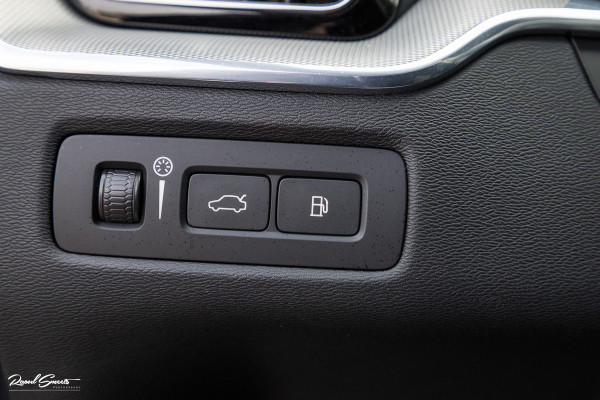 Volvo XC60 2.0 T8 Plug-in hybrid AWD R-Design | Luchtvering | Zwenkbare trekhaak | Panorama dak | Memory | Adaptieve cruise |