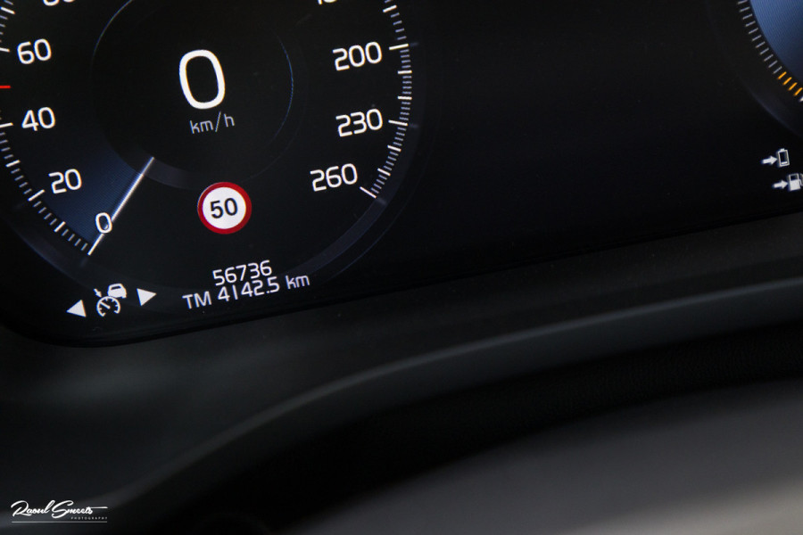 Volvo XC60 2.0 T8 Plug-in hybrid AWD R-Design | Luchtvering | Zwenkbare trekhaak | Panorama dak | Memory | Adaptieve cruise |