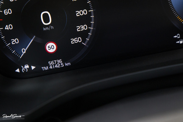 Volvo XC60 2.0 T8 Plug-in hybrid AWD R-Design | Luchtvering | Zwenkbare trekhaak | Panorama dak | Memory | Adaptieve cruise |
