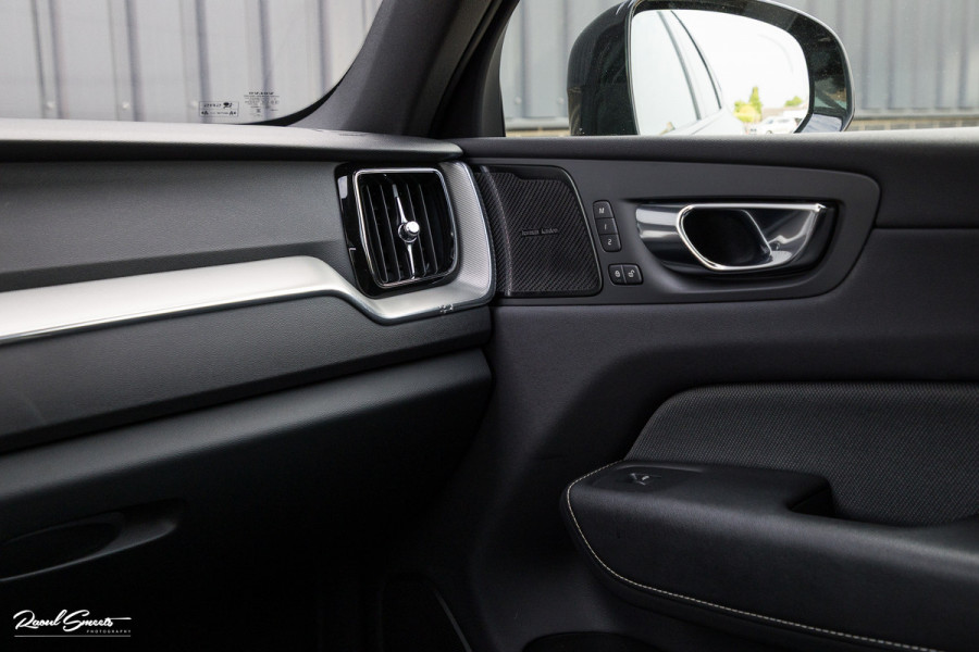 Volvo XC60 2.0 T8 Plug-in hybrid AWD R-Design | Luchtvering | Zwenkbare trekhaak | Panorama dak | Memory | Adaptieve cruise |
