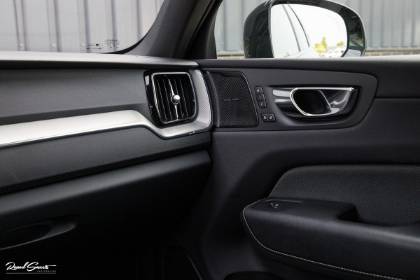 Volvo XC60 2.0 T8 Plug-in hybrid AWD R-Design | Luchtvering | Zwenkbare trekhaak | Panorama dak | Memory | Adaptieve cruise |
