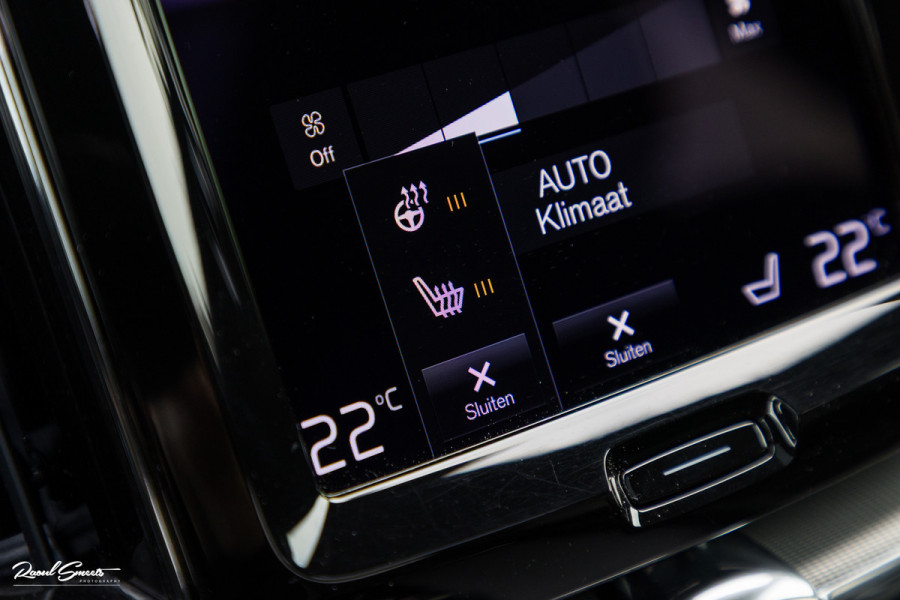 Volvo XC60 2.0 T8 Plug-in hybrid AWD R-Design | Luchtvering | Zwenkbare trekhaak | Panorama dak | Memory | Adaptieve cruise |