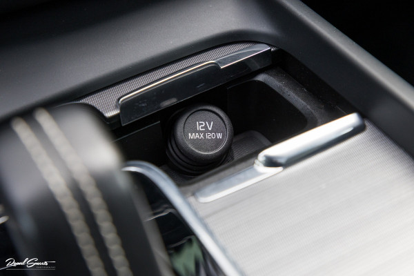 Volvo XC60 2.0 T8 Plug-in hybrid AWD R-Design | Luchtvering | Zwenkbare trekhaak | Panorama dak | Memory | Adaptieve cruise |