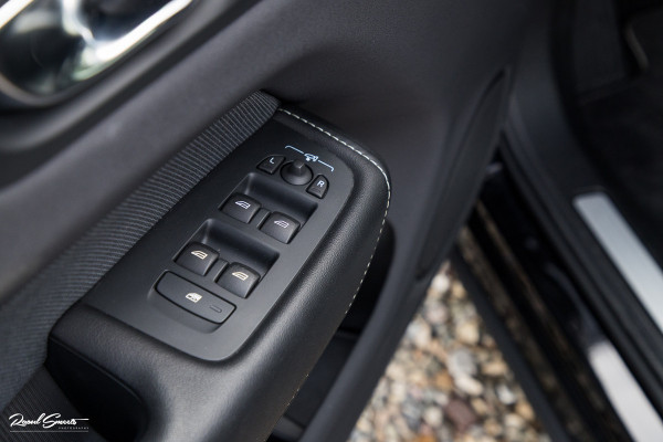 Volvo XC60 2.0 T8 Plug-in hybrid AWD R-Design | Luchtvering | Zwenkbare trekhaak | Panorama dak | Memory | Adaptieve cruise |