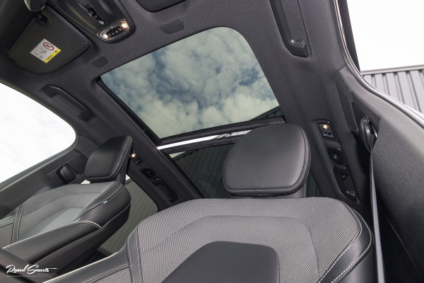 Volvo XC60 2.0 T8 Plug-in hybrid AWD R-Design | Luchtvering | Zwenkbare trekhaak | Panorama dak | Memory | Adaptieve cruise |