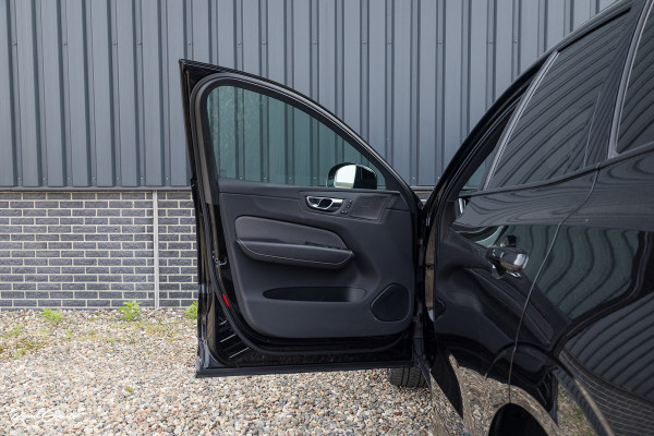 Volvo XC60 2.0 T8 Plug-in hybrid AWD R-Design | Luchtvering | Zwenkbare trekhaak | Panorama dak | Memory | Adaptieve cruise |