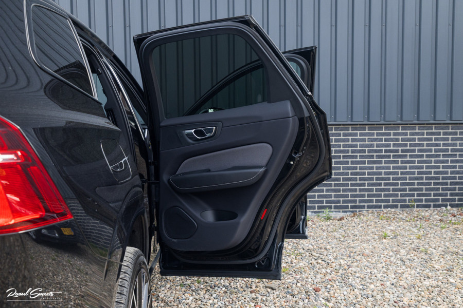 Volvo XC60 2.0 T8 Plug-in hybrid AWD R-Design | Luchtvering | Zwenkbare trekhaak | Panorama dak | Memory | Adaptieve cruise |