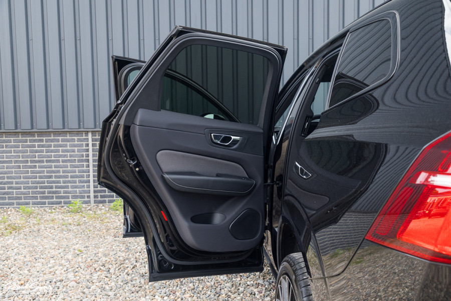 Volvo XC60 2.0 T8 Plug-in hybrid AWD R-Design | Luchtvering | Zwenkbare trekhaak | Panorama dak | Memory | Adaptieve cruise |