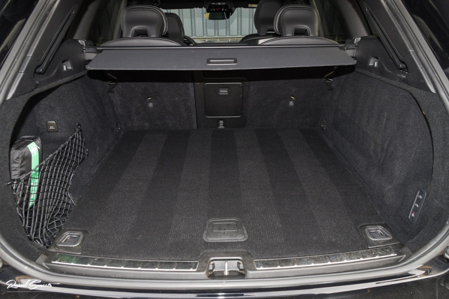 Volvo XC60 2.0 T8 Plug-in hybrid AWD R-Design | Luchtvering | Zwenkbare trekhaak | Panorama dak | Memory | Adaptieve cruise |