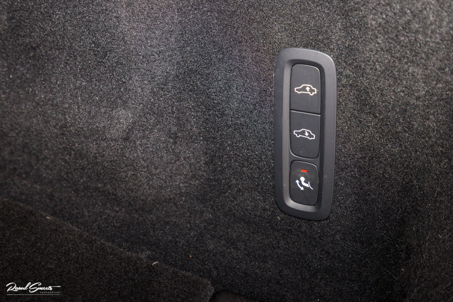 Volvo XC60 2.0 T8 Plug-in hybrid AWD R-Design | Luchtvering | Zwenkbare trekhaak | Panorama dak | Memory | Adaptieve cruise |