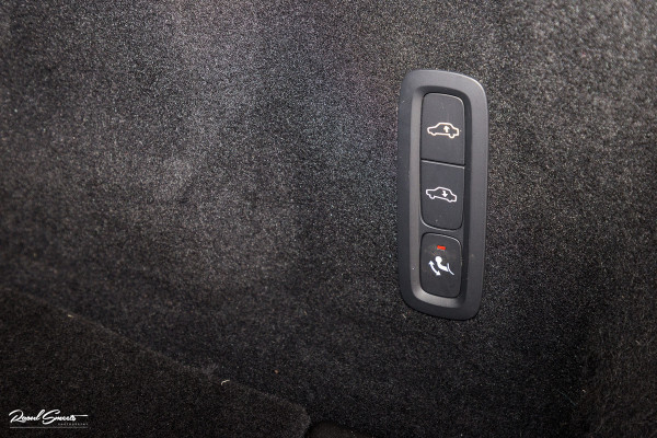 Volvo XC60 2.0 T8 Plug-in hybrid AWD R-Design | Luchtvering | Zwenkbare trekhaak | Panorama dak | Memory | Adaptieve cruise |