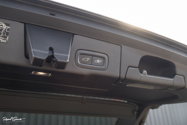 Volvo XC60 2.0 T8 Plug-in hybrid AWD R-Design | Luchtvering | Zwenkbare trekhaak | Panorama dak | Memory | Adaptieve cruise |