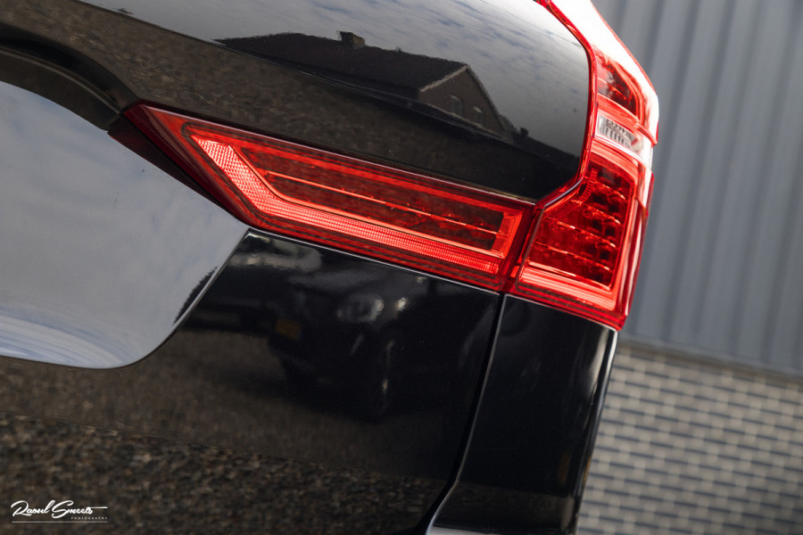 Volvo XC60 2.0 T8 Plug-in hybrid AWD R-Design | Luchtvering | Zwenkbare trekhaak | Panorama dak | Memory | Adaptieve cruise |