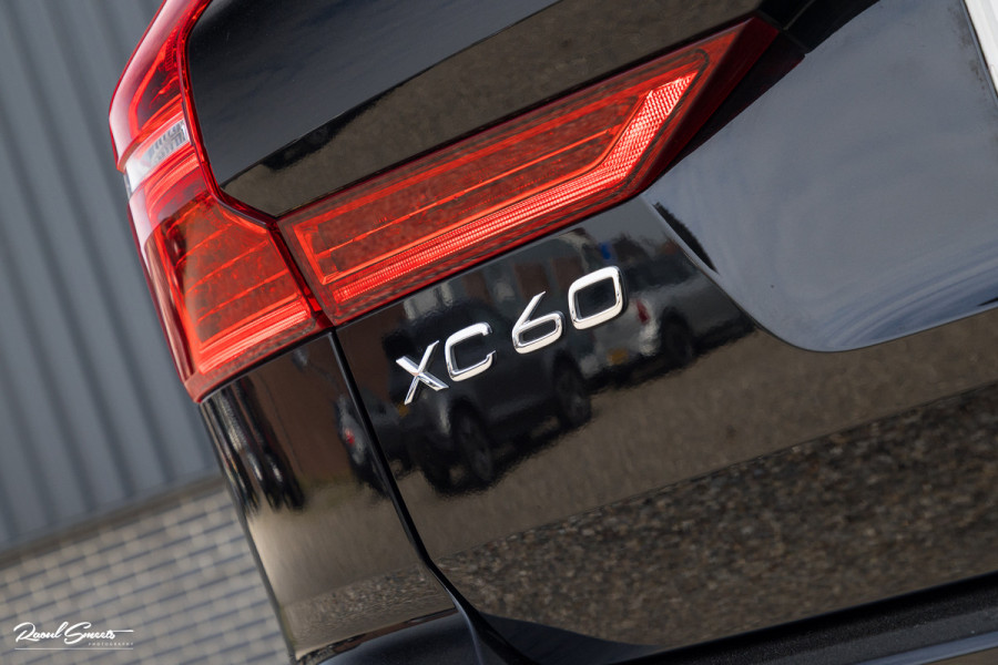 Volvo XC60 2.0 T8 Plug-in hybrid AWD R-Design | Luchtvering | Zwenkbare trekhaak | Panorama dak | Memory | Adaptieve cruise |
