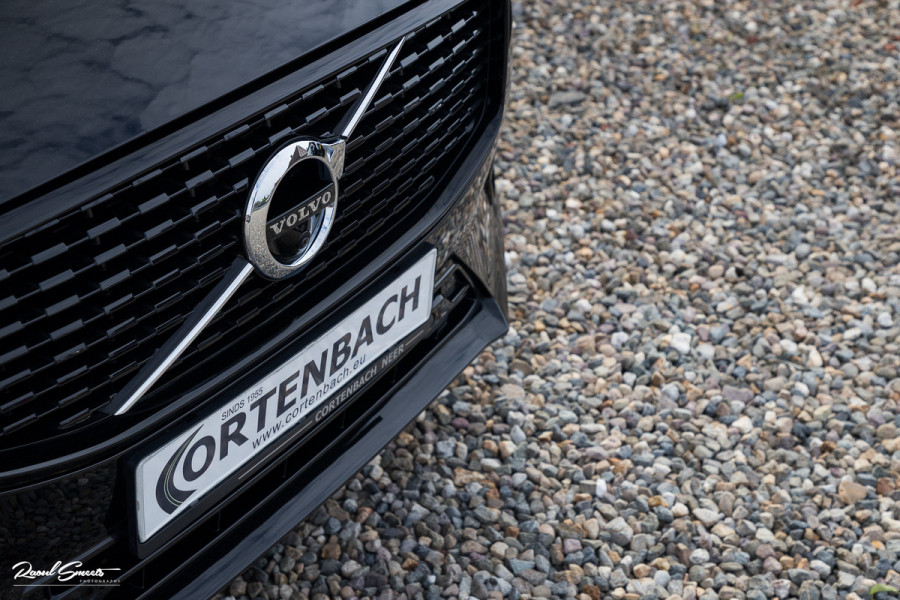 Volvo XC60 2.0 T8 Plug-in hybrid AWD R-Design | Luchtvering | Zwenkbare trekhaak | Panorama dak | Memory | Adaptieve cruise |