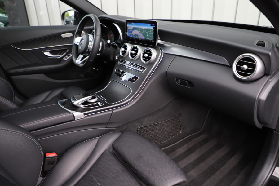 Mercedes-Benz C-Klasse 300e AMG 4-Matic | 320PK | Schuifdak | Sfeerverlichting | Leder | Facelift | Carplay | Standkachel | Camera | 2020.