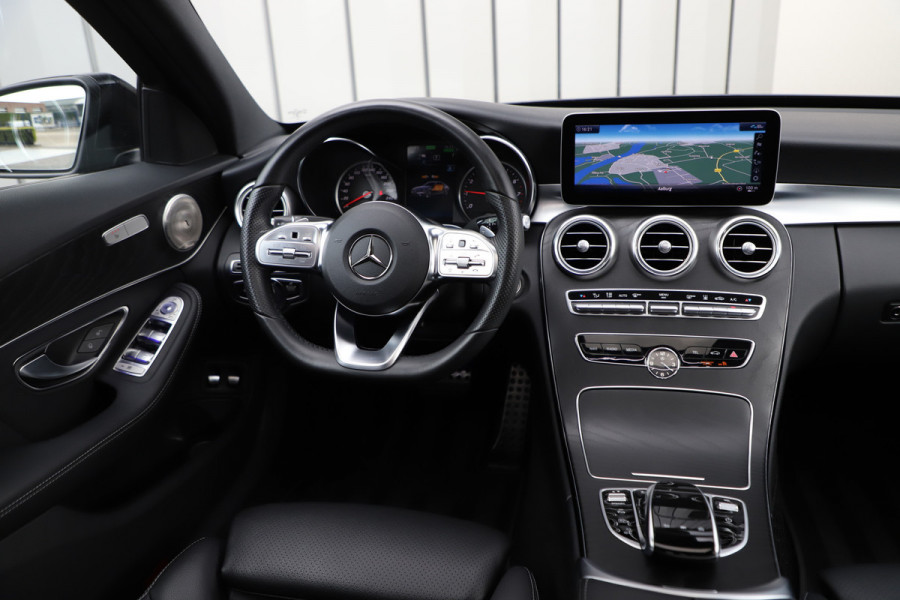 Mercedes-Benz C-Klasse 300e AMG 4-Matic | 320PK | Schuifdak | Sfeerverlichting | Leder | Facelift | Carplay | Standkachel | Camera | 2020.