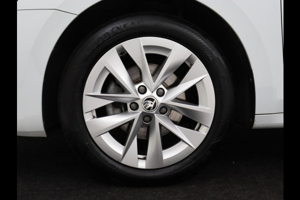 Škoda Octavia 1.0 TSI Business Edition | Stoelverwarming | Trekhaak | Camera | Carplay | Navigatie | 17'' | Cruise control | DAB | Digital Cockpit | Parkeerhulp | Climate control