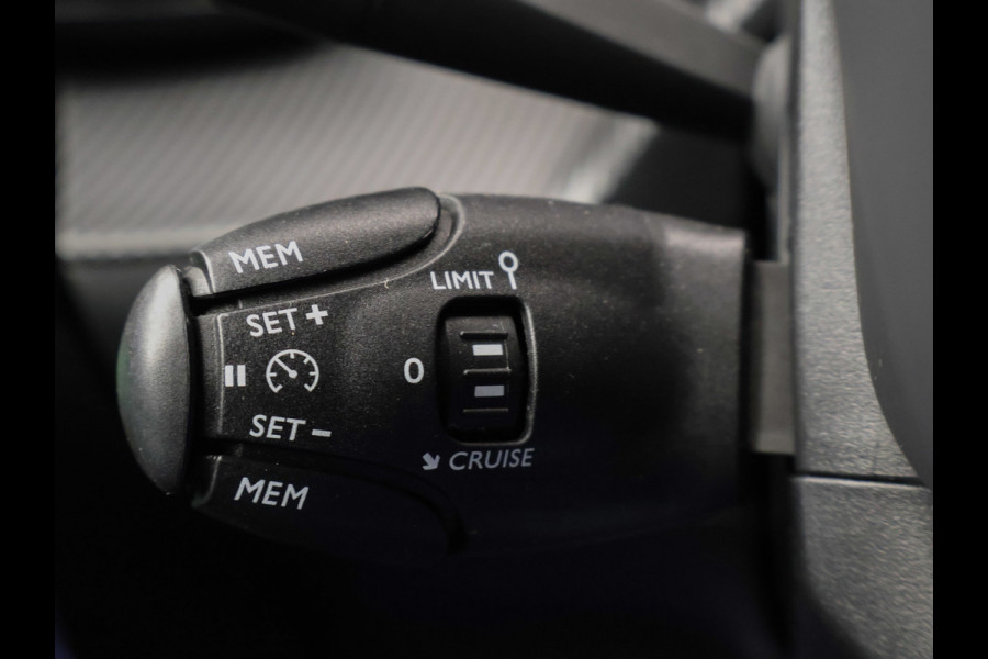 Peugeot 208 1.2 PureTech Allure Sport (APPLE CARPLAY,NAVI,CAMERA,360 VIEW,CLIMATE,CRUISE,GETINT,SPORTSTOELEN,LM VELGEN)